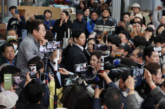 더불어민주당 이재명 대선 후보가 ‘골목골목 경청투어’ 사흘째인 3일 강원도 양양군 양양시장에서 도민들에게 지지를 호소하고 있다. 2025.5.3 연합뉴스