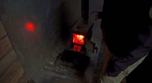 30일(현지시간) 고려인 3세 방송인이자 정치인인 마리나 김(42)은 “전 세계 독점”이라며 쿠르스크에서 직접 만난 북한군 동영상을 공개했다. 영상에는 러시아군과 드론 대응, 전자전 상황 적응 등 현대전 전술 훈련 중인 북한군 모습이 담겼다. 사진은 참호 내 난로. 2025.4.30 마리나 김