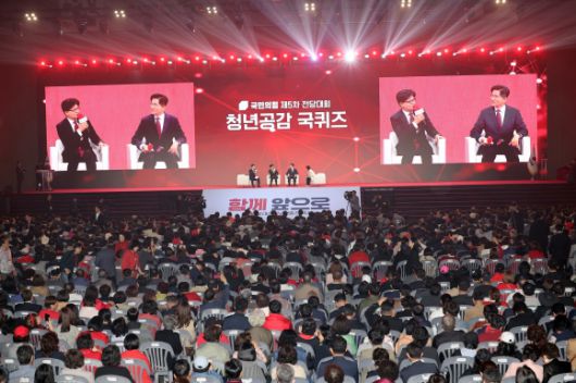 ‘청년공감 국퀴즈’ - 국민의힘 한동훈·김문수 대선 경선 후보가 3일 경기 고양시 킨텍스에서 열린 국민의힘 최종 대선 후보 선출을 위한 전당대회에서 퀴즈를 풀고 있다. 연합뉴스