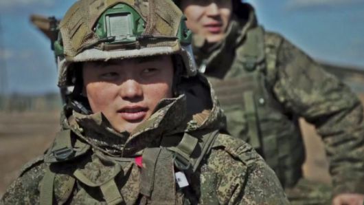 30일(현지시간) 고려인 3세 방송인이자 정치인인 마리나 김(42)은 “전 세계 독점”이라며 쿠르스크에서 직접 만난 북한군 동영상을 공개했다. 영상에는 러시아군과 드론 대응, 전자전 상황 적응 등 현대전 전술 훈련 중인 북한군과 참호 및 급식실 생활상이 담겼다. 2025.4.30 마리나 김