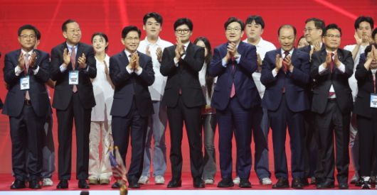 국민의힘 김문수 대선 후보, 한동훈 후보와 함께 - 국민의힘 대선 후보로 선출된 김문수 후보가 3일 경기 고양시 킨텍스에서 열린 국민의힘 전당대회에서 한동훈 후보를 포함한 참석자들과 기념촬영을 하고 있다. 2025.5.3 연합뉴스