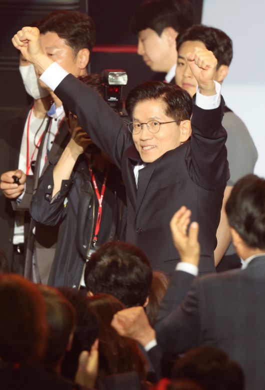 전당대회 입장하는 김문수 경선 후보 - 김문수 국민의힘 대선 경선 후보가 3일 경기 고양시 킨텍스에서 열린 5차 전당대회에 입장하고 있다. 뉴스1