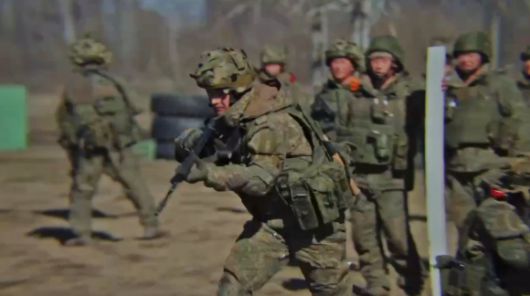 30일(현지시간) 고려인 3세 방송인이자 정치인인 마리나 김(42)은 “전 세계 독점”이라며 쿠르스크에서 직접 만난 북한군 동영상을 공개했다. 영상에는 러시아군과 드론 대응, 전자전 상황 적응 등 현대전 전술 훈련 중인 북한군 모습이 담겼다. 2025.4.30 마리나 김