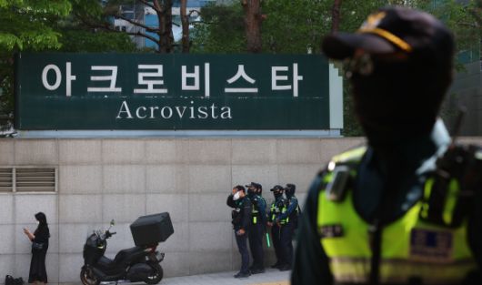 윤석열 전 대통령 부부와 건진법사 전성배씨 사이의 각종 의혹을 수사 중인 검찰이 윤 전 대통령의 사저에 대해 압수수색에 들어간 지난달 30일 서울 서초구 아크로비스타 앞에서 경찰들이 근무를 서고 있다. 연합뉴스