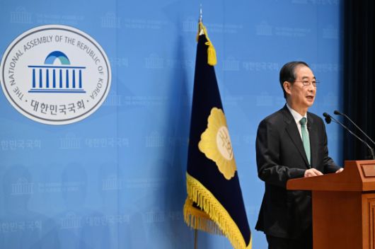 한덕수 전 국무총리가 2일 국회 소통관에서 ‘국민께 드리는 약속’을 주제로 제21대 대통령 선거 출마를 선언하고 있다. 2025.5.2 홍윤기 기자