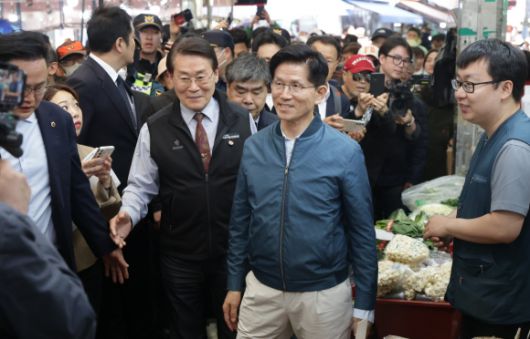 국민의힘 김문수 대선 후보가 4일 경기도 의정부제일시장을 방문하고 있다. 연합뉴스