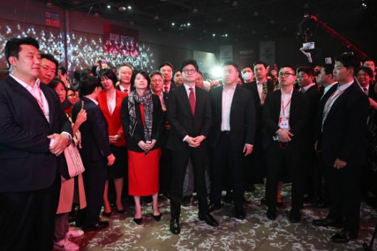 국민의힘 한동훈 대선 후보가 3일 경기 일산 킨텍스에서 열린 제5차 전당대회에서 탈락한 후 김문수 후보의 수락연설을 바라보고 있다. 2025.5.3 홍윤기 기자