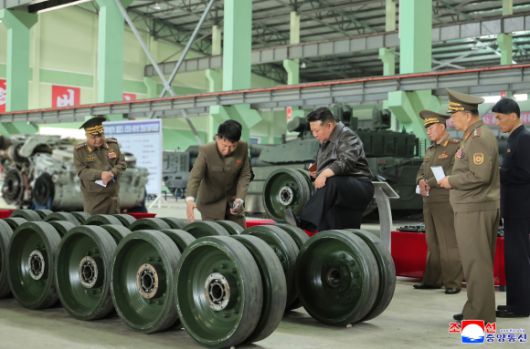 북한 김정은, 중요탱크공장 시찰 - 김정은 북한 국무위원장이 중요땅크(탱크)공장을 현지지도하고 생산실태와 현대화사업 정형(경과), 탱크 핵심기술 연구과제 수행 정형을 파악했다고 조선중앙통신이 4일 보도했다. 탱크공장 방문에는 조춘룡 당 중앙위원회 비서, 김정식 당 중앙군사위원, 김용환 국방과학원 원장 등이 동행했다. 2025.5.4 연합뉴스