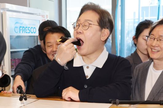 시장서 꼬마김밥 먹는 李 - 이재명 더불어민주당 대선 후보가 4일 경북 예천군 도청신도시 방문 중에 김밥 가게에 들러 꼬마김밥을 먹고 있다. 이 후보는 이날 경북·충북·강원 지역 5개 소도시를 방문하는 강행군을 벌여 1차 ‘골목골목 경청 투어’를 마무리했다. 예천 연합뉴스
