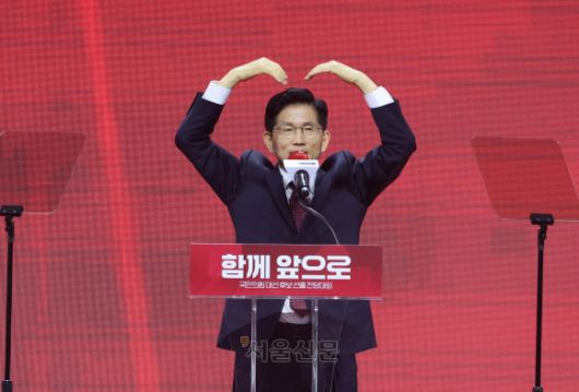 김문수 국민의힘 대선 후보가 지난 3일 경기 고양시 일산서구 킨텍스에서 열린 국민의힘 전당대회에서 대선 후보로 확정된 뒤 지지자들을 향해 손하트를 그리며 인사하고 있다. 김 후보는 4일 단일화 추진 기구를 설치하라고 지시했다. 홍윤기 기자