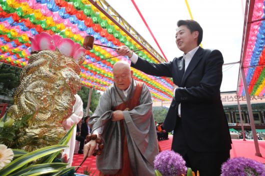 이준석 후보, 대구 동화사 찾아 관불 의식 - 이준석 개혁신당 대선후보(오른쪽)가 5일 오전 대구 동구 동화사 통일대불광장에서 열린 불기 2569년 부처님 오신 날 봉축대법회에 참석해 의현 스님과 관불 의식을 하고 있다. 2025.5.5. 뉴스1