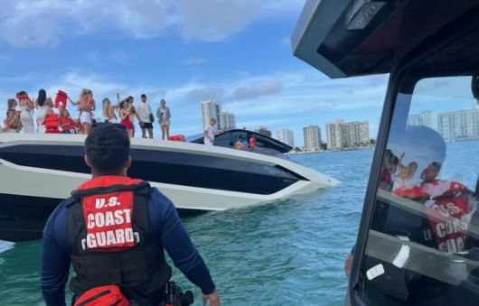 미국 마이애미 비치 근처에서 침몰하는 요트 위에서 사람들이 구조를 기다리고 있다. 출처=엑스