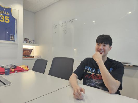 이현중이 6일 서울 에픽스포츠 사무실에서 서울신문과 인터뷰하며 밝게 웃고 있다. 서진솔 기자