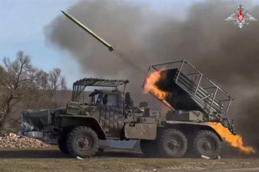 지난달 초 러시아군이 쿠르스크 국경 지역에서 우크라이나군 진지를 향해 122mm 다연장 로켓을 발사하고 있다. AP 연합뉴스