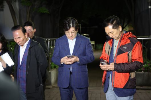 권성동 국민의힘 원내대표와 중진의원들이 6일 오후 서울 관악구 김문수 대선후보의 자택 앞에서 ‘한덕수 후보와의 단일화’  관련 논의를 위해 김 후보를 기다리고 있다. 왼쪽부터 박덕흠, 권 원내대표, 김기현 의원. 2025.05.06 뉴시스