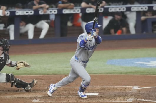 LA 다저스 김혜성이 7일(한국시간) 미국 플로리다주 마이애미의 론디포파크에서 열린 2025 미국프로야구 메이저리그(MLB) 정규시즌 마이애미 말린스와의 원정 경기에서 타격하고 있다. AP 연합뉴스