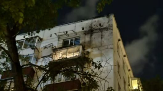 현지시간으로 6일 새벽 러시아 수도 모스크바의 한 주거 건물이 우크라이나의 드론 공습으로 피해를 봤다. 엑스 캡처