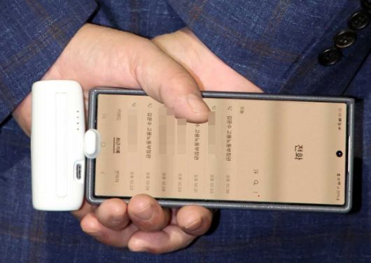 권성동 국민의힘 원내대표 6일 오후 서울 관악구 김문수 대선후보의 자택 앞에서 ‘한덕수 후보와의 단일화’  관련 논의를 위해 김 후보를 기다리고 있다. 권 원내대표의 통화목록에 수차례 받지 않는 김 후보의 전화목록이 눈에 띄고 있다. 2025.05.06 뉴시스