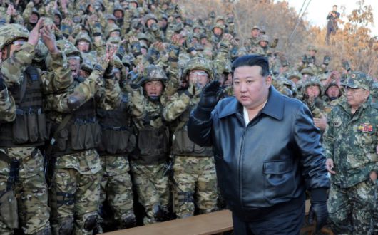 김정은 북한 국무위원장이 2024년 3월 6일 북한군 서부지구 중요 작전 훈련 기지를 방문해 시설을 돌아보고 훈련을 지도했다고 조선중앙통신이 다음 날 보도했다. 연합뉴스