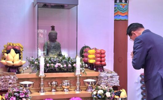 이완섭 충남 서산시장이 5일 금동관세음보살좌상 마지막 친견 법회에서 합장하고 있다. 시 제공