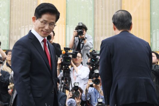 김문수 국민의힘 대선 후보와 한덕수 무소속 대선 예비후보가 8일 국회 사랑재에서 만나 후보 단일화를 위한 2차 회동을 마친 뒤 이석하고 있다.2025.5.8홍윤기자