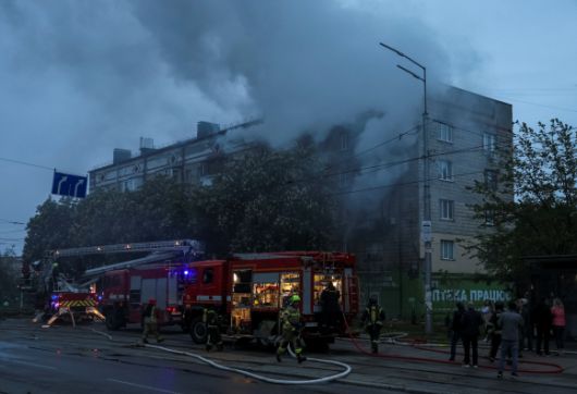 7일 우크라이나 소방관들이 러시아 드론 공격으로 화재가 발생한 수도 키이우의 한 아파트에서 화재를 진압하고 있다. 키이우 로이터 연합뉴스