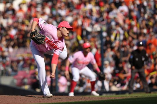 KIA 타이거즈 최지민이 4일 광주 기아챔피언스필드에서 열린 2025 KBO리그 정규시즌 한화 이글스와의 홈 경기에서 공을 던지고 있다. KIA 타이거즈 제공