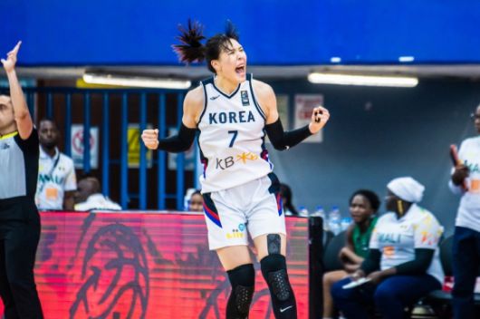 한국 여자농구 국가대표 박지수가 지난해 8월 멕시코에서 열린 2026 국제농구연맹(FIBA) 월드컵 사전 예선을 치르고 있다. 대한농구협회 제공