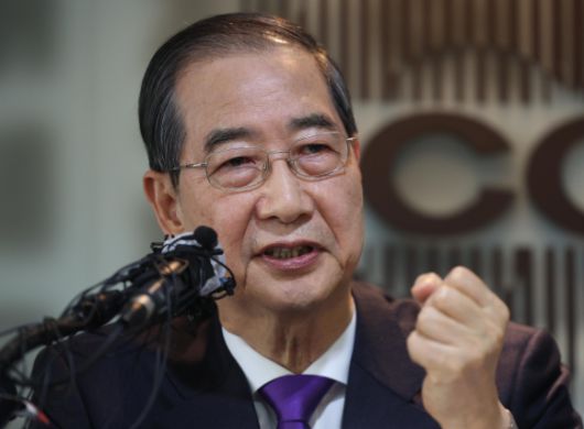 주먹 불끈 쥔 한덕수 - 한덕수 무소속 대선 후보가 7일 서울 중구 한국프레스센터에서 열린 서울외신기자클럽 초청 기자간담회에서 발언하고 있다. 2025.05.07. 뉴시스