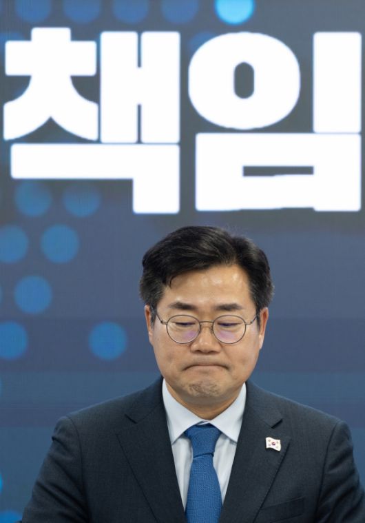 박찬대 더불어민주당 대표 직무대행 겸 원내대표가 8일 서울 여의도 더불어민주당 중앙당사에서 열린 후보직속 ‘글로벌책임강국위원회 대책회의’에 참석하고 있다. 2025.5.8. 뉴스1