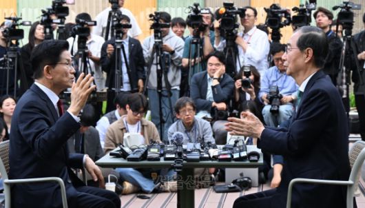 김문수 국민의힘 대선후보와 한덕수 무소속 예비후보가 8일 국회 강변서재 앞뜰에서 만나 단일화와 관련된 대화를 하고 있다.2025.5.8홍윤기자