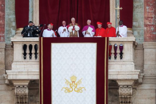 8일(현지시간) 프란치스코 교황을 이을 제267대 교황에 선출된 미국의 로버트 프랜시스 프레보스트(69) 추기경이 바티칸 성 베드로 대성전 발코니에 모습을 드러내고 있다. 즉위명은 레오 14세. 2025.5.8 바티칸 로이터 연합뉴스