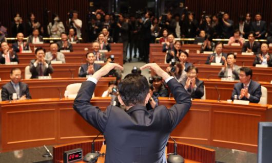 김문수 국민의힘 대선 후보가 9일 서울 여의도 국회에서 열린 의원총회에 참석해 인사말을 하던 중 머리 위로 하트를 만들어 보이고 있다. 연합뉴스