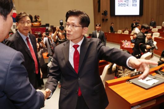 의총장에서 나가는 김문수 후보 - 김문수 국민의힘 대선 후보가 9일 서울 여의도 국회에서 열린 의원총회에서 권영세 비상대책위원장이 단일화를 압박하는 발언을 하고서 퇴장하자 바로 이어서 의총장을 나가고 있다. 연합뉴스