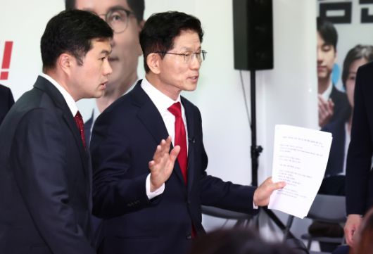 공약 발표 기자회견 마친 김문수 후보 - 김문수 국민의힘 대통령 후보가 9일 오전 서울 여의도 선거사무소에서 북핵 억제력 강화 공약 발표를 마치고 이동하고 있다. 2025.5.9/뉴스1