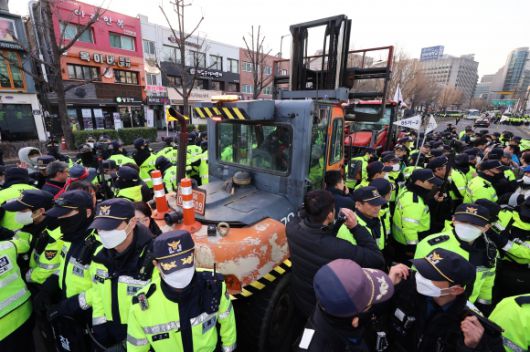 트랙터 둘러싼 경찰 - 지난 3월 서울 종로구 자하문로에서 경찰들이 전국농민회총연맹(전농) 소속 트랙터를 둘러싸고 있는 가운데 시민단체 회원들과 대치하고 있다.  연합뉴스