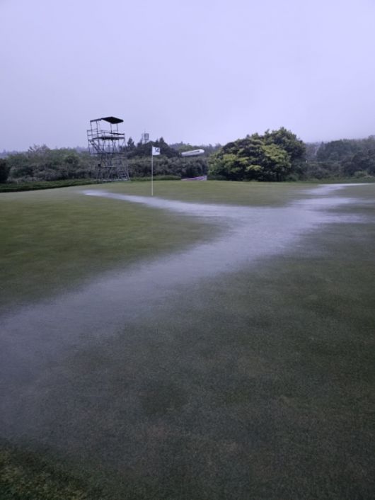 9일 내리고 있는 많은 비에 잠긴 제주 서귀포 사이프러스 골프&리조트 북서코스. KPGA 제공
