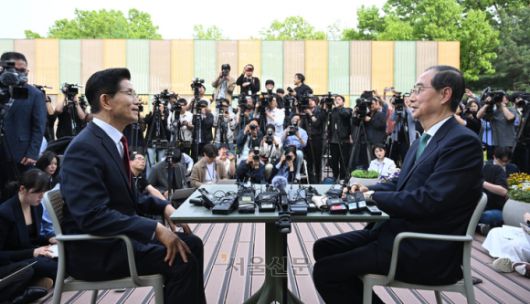 국민의힘 김문수 대선후보와 무소속 한덕수 대선 예비후보가 8일 서울 국회 사랑재에 위치한 커피숍에서 대화를 나누고 있다.  홍윤기 기자