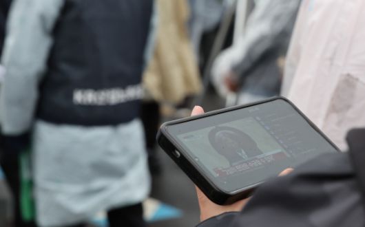 이재명 후보 상고심 판결 생중계 지켜보는 집회 참가자 - 지난 1일 서울 서울 종로구 광화문 동십자각 앞에서 열린 한국노총 주최 ‘제135주년 세계노동절 전국노동자대회’에서 한 참가자가 더불어민주당 이재명 대선 후보의 공직선거법 사건에 대한 대법원 판결 생중계를 휴대전화로 보고 있다.  연합뉴스