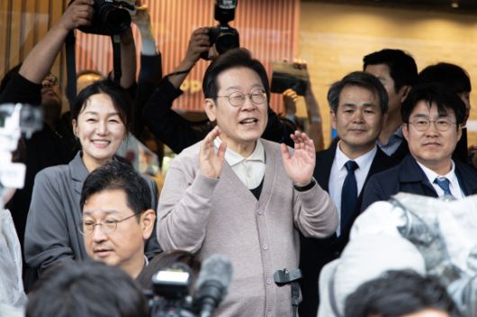 이재명, 경북 경청 투어 ‘시민 향한 연설’ - 이재명(가운데) 더불어민주당 대통령 후보가 9일 경북 칠곡군의 한 거리를 찾아 연설하고 있다. 2025.5.9