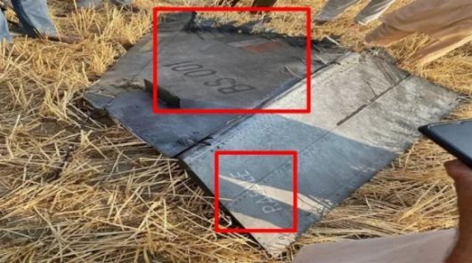 인도령 카슈미르 지역 전투기 추락 현장에서 발견된 라팔 전투기의 잔해로 추정되는 부품. 소셜미디어 캡처