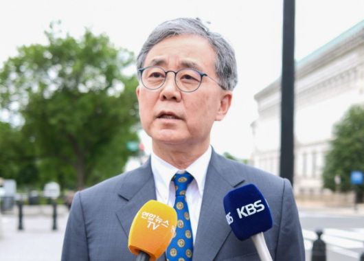 미 당국자와의 회동 설명하는 김현종 - 이재명 더불어민주당 대선 후보의 외교·안보·통상 분야 핵심 참모인 김현종 전 국가안보실 2차장이 8일(현지시간) 미국 워싱턴 DC 백악관에서 도널드 트럼프 행정부 당국자들과 회동한 뒤 취재진에게 결과를 설명하고 있다. 2025.5.9