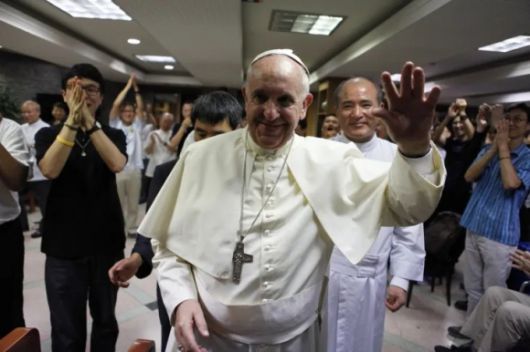 프란치스코 교황이 2014년 8월 15일 한국을 방문했을 당시 서울 마포구 예수회 서강대 공동체와의 만남을 가진 후 예수회 회원들의 배웅을 받으며 떠나고 있다. 예수회 한국관구 제공