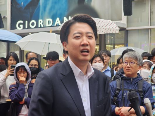 이준석 개혁신당 대선후보가 10일 대구 동성로를 찾아 거리버스킹 연설을 하고 있다. 2025. 05. 10. 대구 민경석 기자