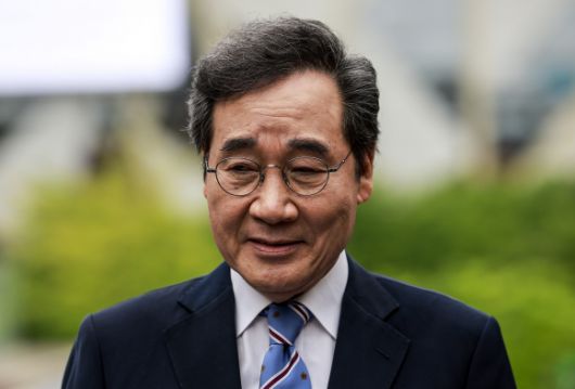 이낙연 새미래민주당 상임고문이 6일 서울 중구 달개비 컨퍼런스하우스에서 한덕수 무소속 대통령 선거 예비 후보 오찬회동 마친 뒤 취재진에게 입장을 밝히고 있다. 2025.5.6 뉴시스