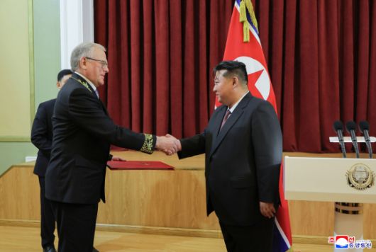 김정은, 딸 주애와 주북 러시아 대사관 방문 - 김정은 북한 국무위원장이 소련의 제2차 세계대전 승리(전승절) 80주년을 맞아 9일 오전 딸 주애와 함께 평양 주재 러시아 대사관을 방문했다고 조선중앙통신이 10일 보도했다. 2025.5.10 조선중앙통신 연합뉴스