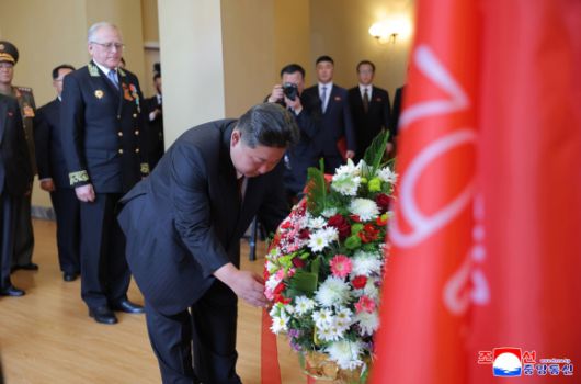 김정은, 딸 주애와 주북 러시아 대사관 방문 - 김정은 북한 국무위원장이 소련의 제2차 세계대전 승리(전승절) 80주년을 맞아 9일 오전 딸 주애와 함께 평양 주재 러시아 대사관을 방문했다고 조선중앙통신이 10일 보도했다. 2025.5.10 조선중앙통신 연합뉴스