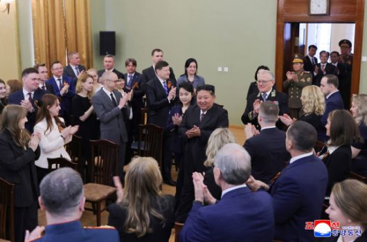 김정은, 딸 주애와 주북 러시아 대사관 방문 - 김정은 북한 국무위원장이 소련의 제2차 세계대전 승리(전승절) 80주년을 맞아 9일 오전 딸 주애와 함께 평양 주재 러시아 대사관을 방문했다고 조선중앙통신이 10일 보도했다. 2025.5.10 조선중앙통신 연합뉴스