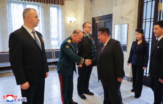 김정은, 딸 주애와 주북 러시아 대사관 방문 - 김정은 북한 국무위원장이 소련의 제2차 세계대전 승리(전승절) 80주년을 맞아 9일 오전 딸 주애와 함께 평양 주재 러시아 대사관을 방문했다고 조선중앙통신이 10일 보도했다. 2025.5.10 조선중앙통신 연합뉴스