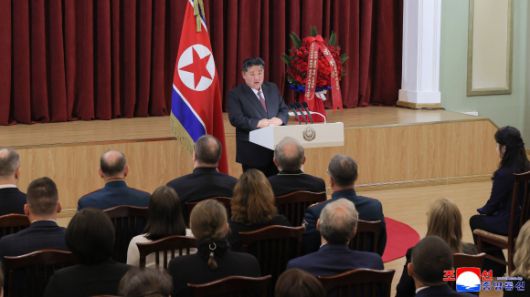 김정은, 딸 주애와 주북 러시아 대사관 방문 - 김정은 북한 국무위원장이 소련의 제2차 세계대전 승리(전승절) 80주년을 맞아 9일 오전 딸 주애와 함께 평양 주재 러시아 대사관을 방문했다고 조선중앙통신이 10일 보도했다. 2025.5.10 조선중앙통신 연합뉴스